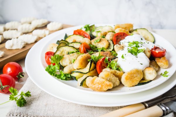 Des gnocchis dorés, des courgettes de saison et du chèvre frais : le trio gagnant d'un repas simple et savoureux.