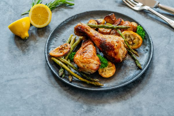 Le mariage parfait entre l'acidité du citron et la douceur du miel sublime ce poulet rôti.