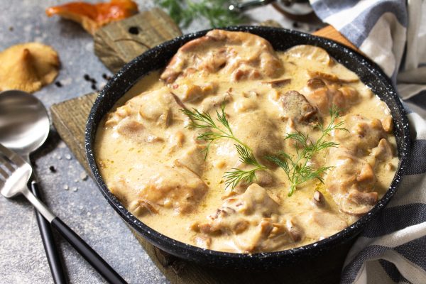 Poulet fondant, champignons savoureux et sauce à la moutarde ultra-crémeuse : un classique qui fait toujours l'unanimité.