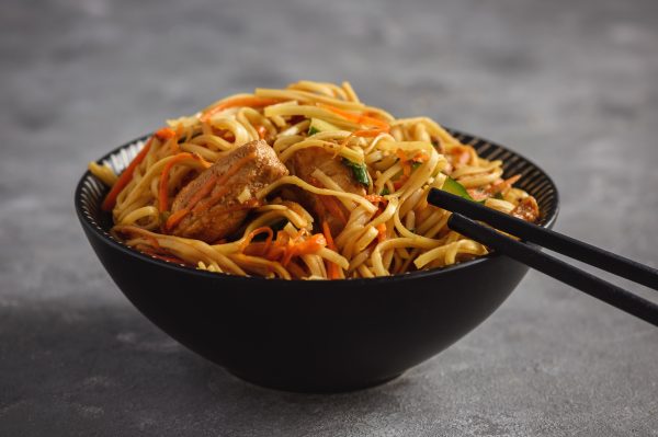 Poulet fondant, légumes croquants et nouilles sautées : un wok aussi simple que savoureux.