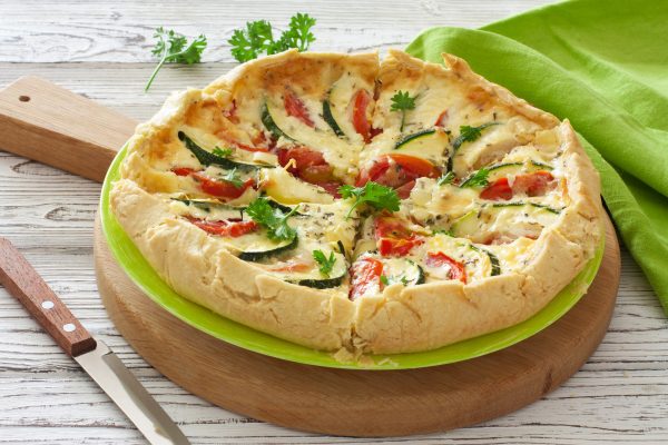 Simple, généreuse et savoureuse, cette tarte rustique met les légumes de saison à l'honneur.