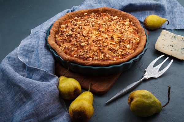 Un crumble poire-chocolat joliment doré, prêt à être dégusté.