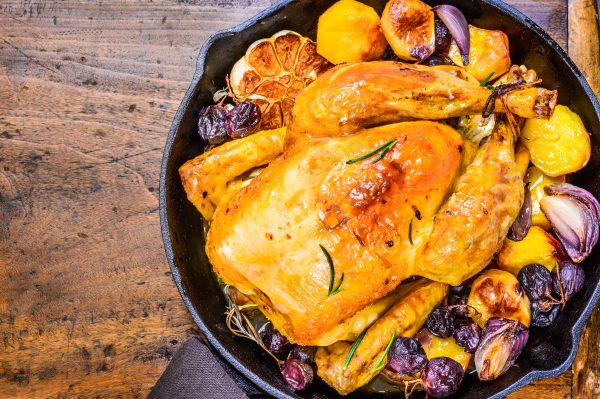Un mariage tout en douceur entre la chair fondante du poulet, les raisins noirs légèrement caramélisés et les échalotes confites.
