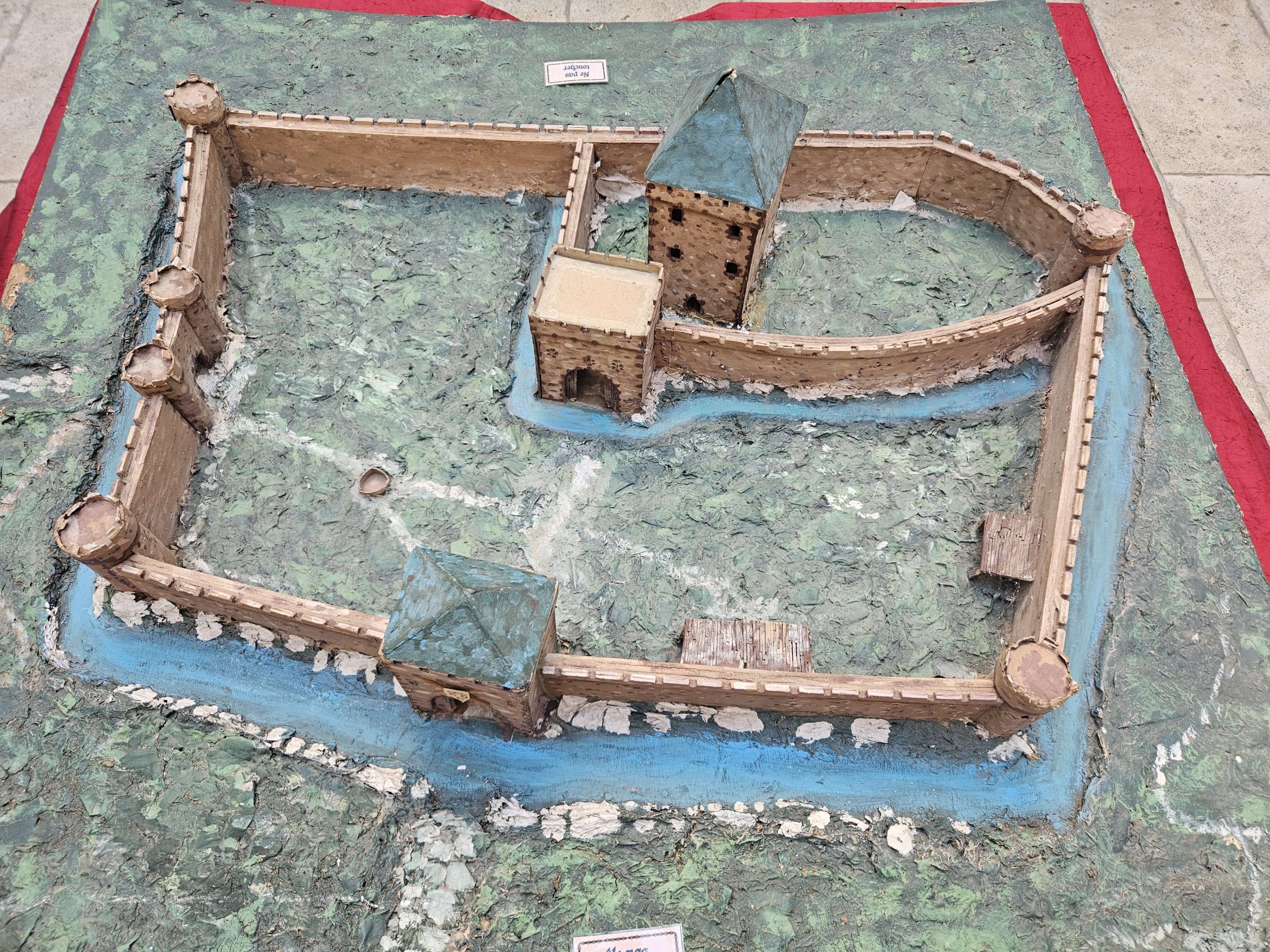Une maquette du château d'Illiers permet de découvrir l'organisation des fortifications et des constructions au Moyen Âge.