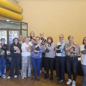 Les personnes souhaitant accueillir un chat peuvent se rapprocher de l'association pour découvrir les animaux à l'adoption et les démarches à suivre.