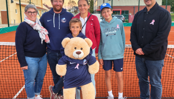 Zack, entouré de sa famille et de Nelly et Jimmy, respectivement secrétaire et président du club de tennis de Brou.