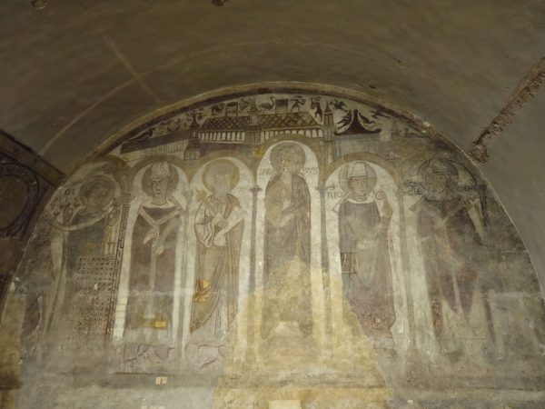 Saints. Cette représentation de saints compte parmi les plus anciennes peintures murales conservées dans la cathédrale. Elle témoigne du décor qui ornait autrefois les espaces souterrains.