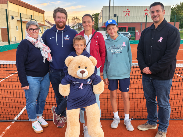 Zack, entouré de sa famille et de Nelly et Jimmy, respectivement secrétaire et président du club de tennis de Brou.