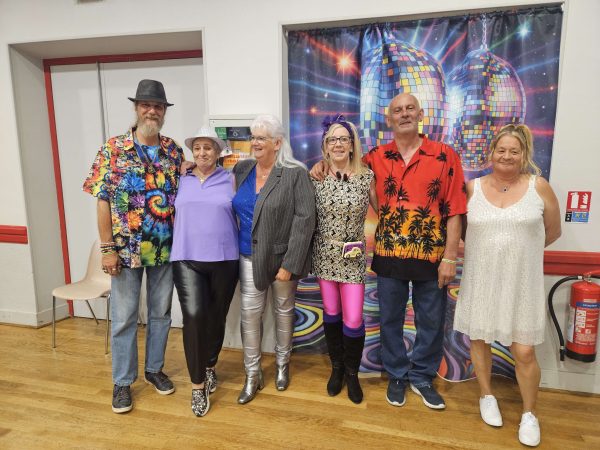Vintage. Christine, Josette, Lydie et leurs amis ont sorti leurs plus beaux atours vintage pour respecter le thème de la soirée, jusque dans les moindres accessoires.