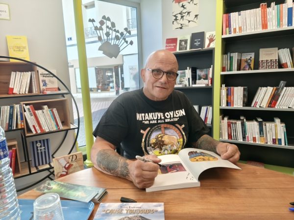 Thierry Bouhraoua dédicace son livre.